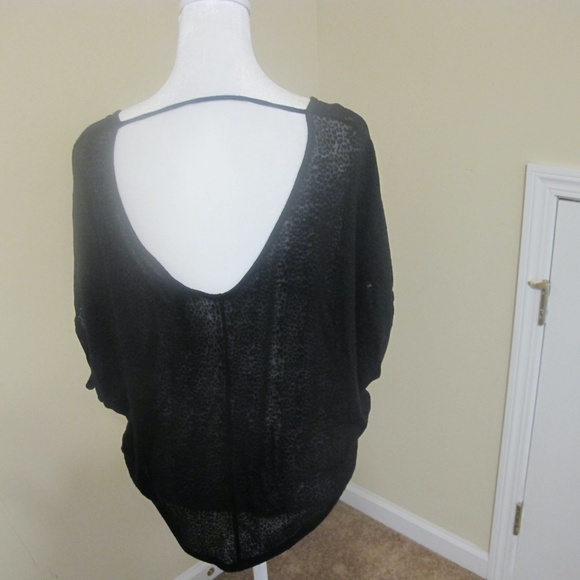 Women's Express Short Sleeve Leopard Top Size Medium GUC - Picture 3 of 3